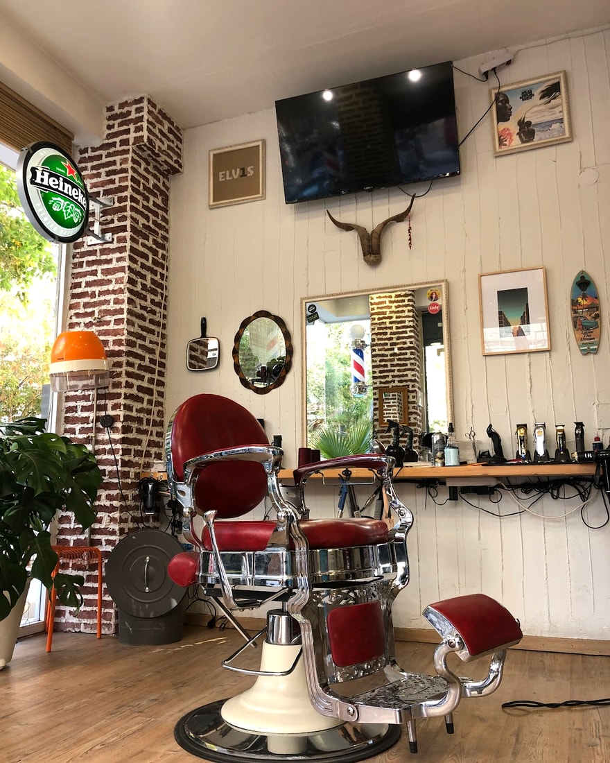Το εσωτερικό του The Barber Club - vintage κόκκινες καρέκλες, τούβλο και καθρέφτες, Θεσσαλονίκη