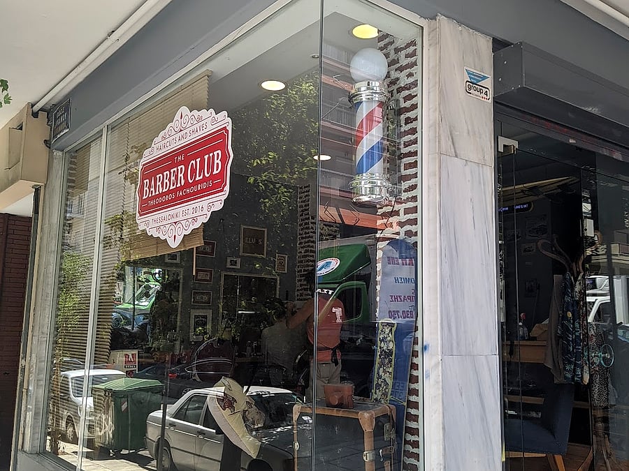 Η βιτρίνα του The Barber Club με το σήμα και την μπαρμπερόμπαρα