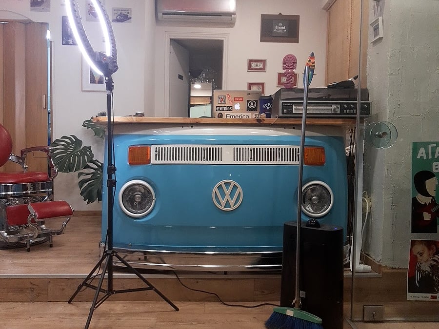 Το vintage VW van στον χώρο του The Barber Club